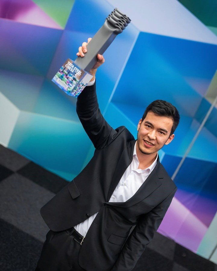 El estadounidense Andy Woodward alzó el trofeo del Challenger del Tata Steel Chess de Países Bajos, tras consagrarse campeón. (@tatasteelchess en IG).