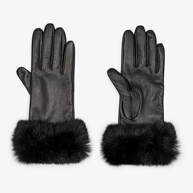 Guantes de piel negra con puño de pelo de Santacana, 51,95 euros.
