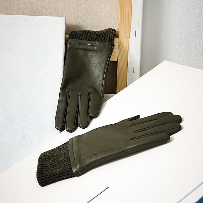 Guantes de piel verde oliva de Stella Rittwagen, 30 euros.