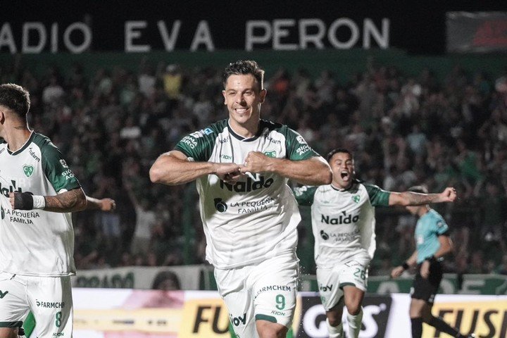 Festejo de gol ante Banfield.