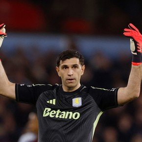 Con un gran partido del Dibu Martínez, Aston Villa le ganó a Brighton y sigue en la pelea por la Premier League