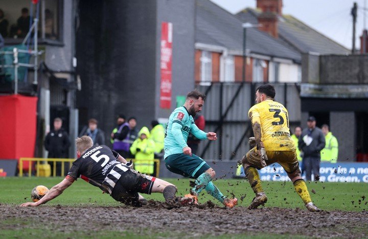 El pésimo estado del campo de juego del Grimsby Town (REUTERS/Scott Heppell).