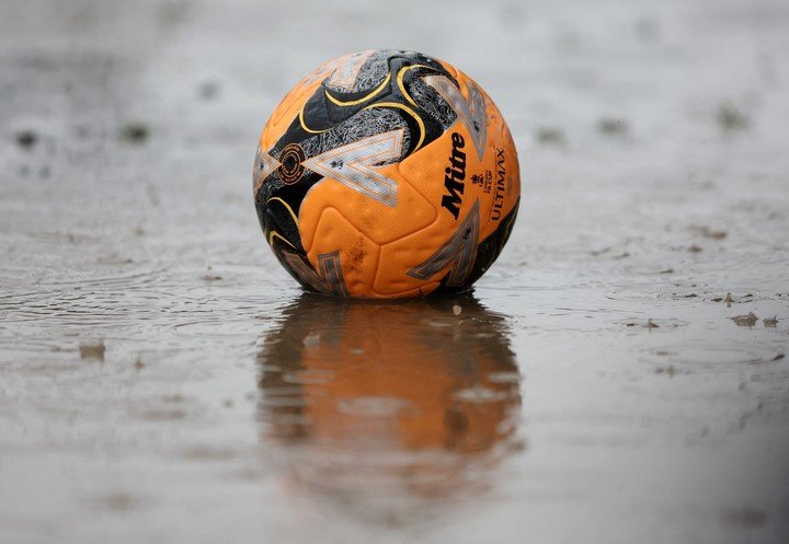 El pésimo estado del campo de juego del Grimsby Town (REUTERS/Scott Heppell).