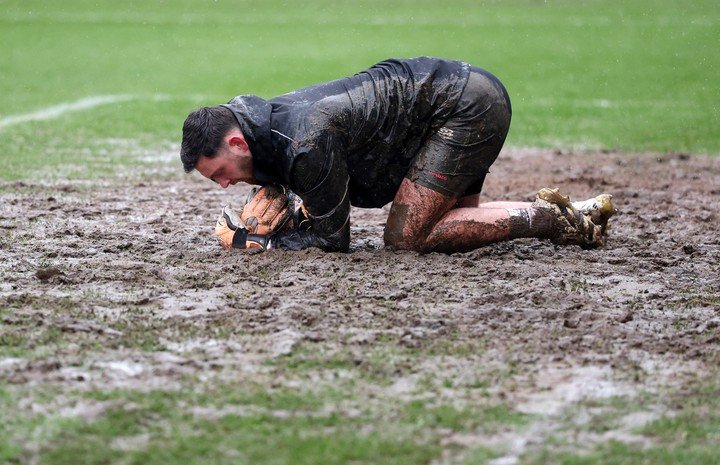 El pésimo estado del campo de juego del Grimsby Town (REUTERS/Scott Heppell).