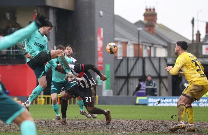 El pésimo estado del campo de juego del Grimsby Town (REUTERS/Scott Heppell).