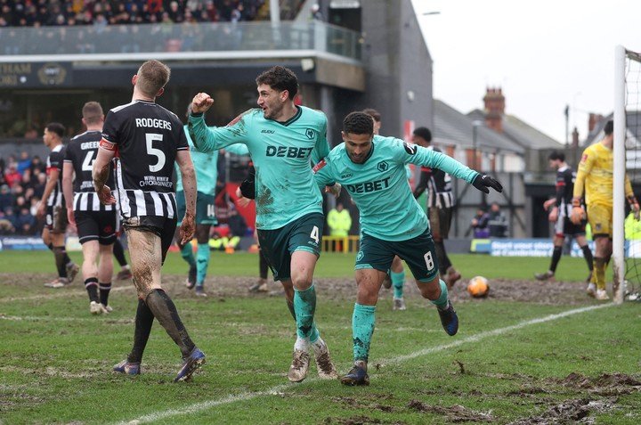 El pésimo estado del campo de juego del Grimsby Town (REUTERS/Scott Heppell).