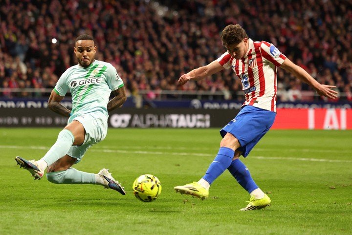 Julián en la única clara que tuvo frente al Betis (Reuters).