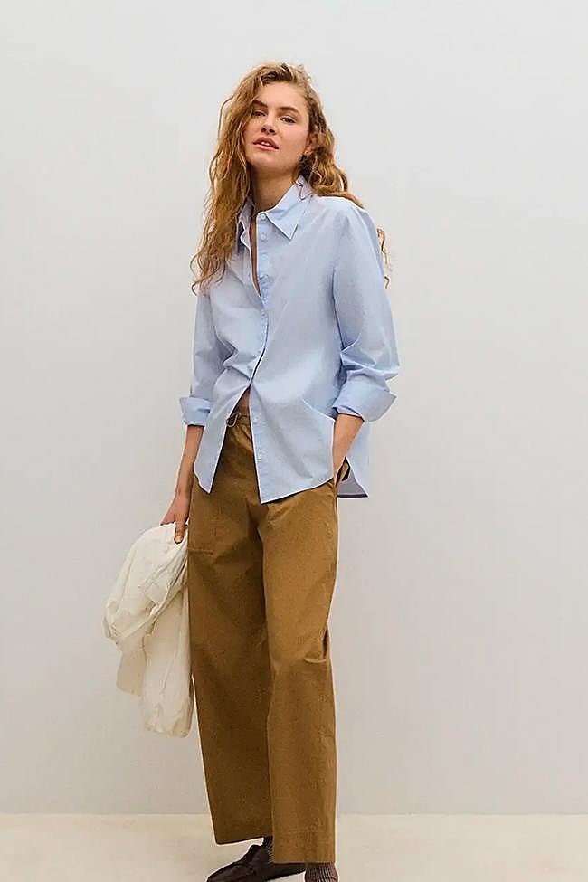 Camisa en azul de eseOese.