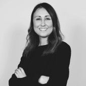 La camisa azul: el básico infalible que usan siempre las royals