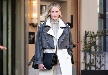 Charlize Theron viste made in Spain: la original gabardina de una marca española que necesitas para primavera