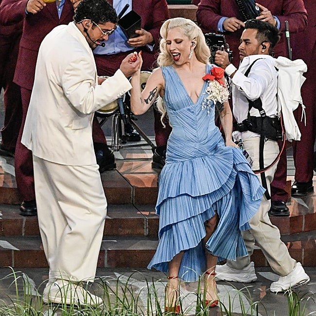 Bad Bunny vestido de Zara y bailando con Lady Gaga.