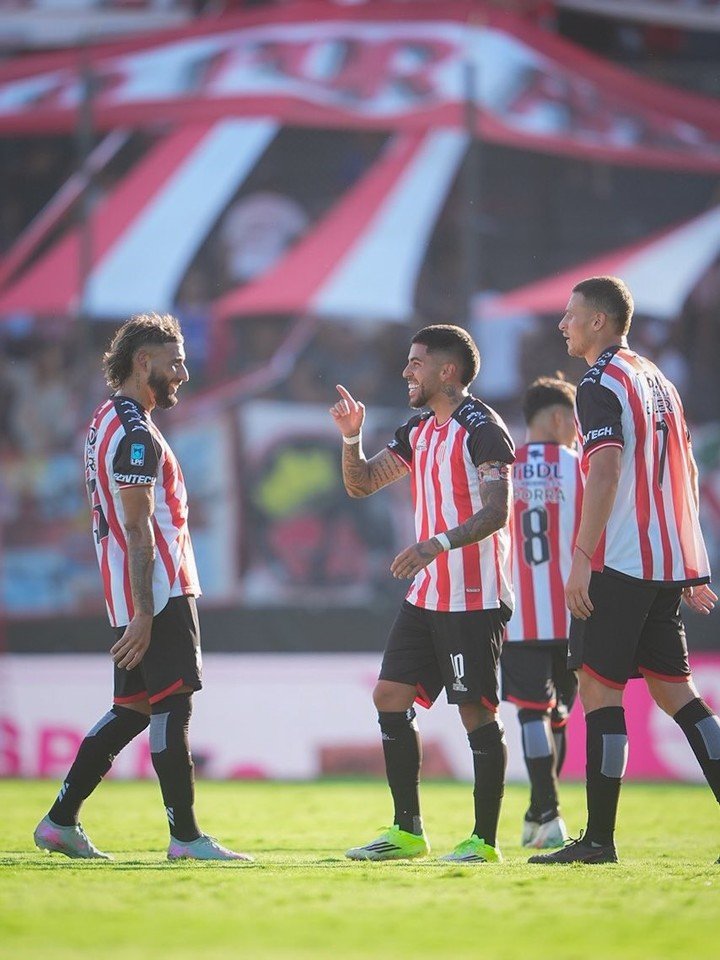Tapia festejando su gol.