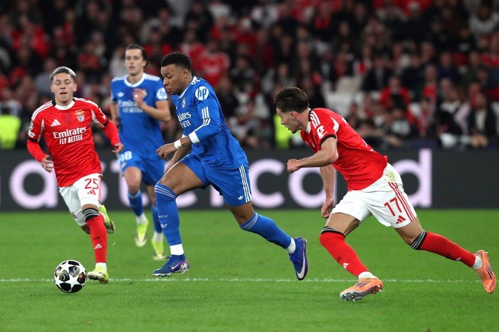 Kylian Mbappé encara y Gianluca está detrás (AP). 