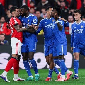 Video: Otamendi le mostró su tatuaje de la Copa del Mundo a Vinícius en pleno escándalo de Champions