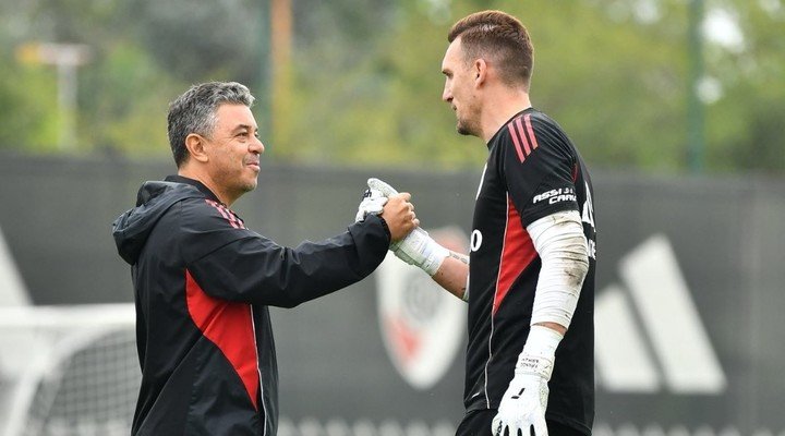 Armani y la mano a Gallardo (departamento de prensa de River).