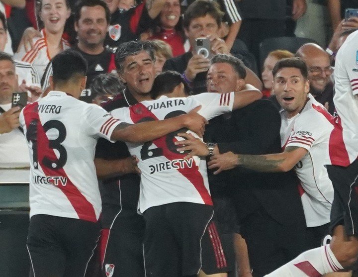 El momento del abrazo de Martínez Quarta (Marcelo Carroll).