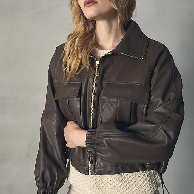 Cazadora corta de cuero marrón de Hannibal Laguna Collection, 199 euros.