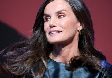 Pendientes de aro finos y elegantes para diario, el básico favorito de la reina Letizia