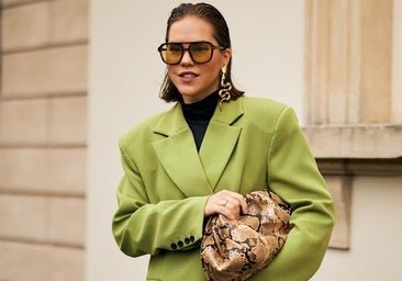 Pendientes XL dorados, la única joya que necesitas para elevar tus looks según las tendencias