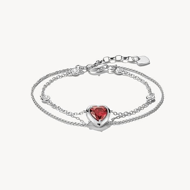 Pulsera fina dorada con pequeño corazón esmaltado de Thomas Sabo, 149 euros.