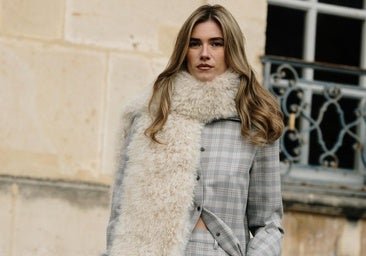 Los accesorios tendencia para elevar tus looks de invierno: desde la bufanda de pelo a los guantes de piel