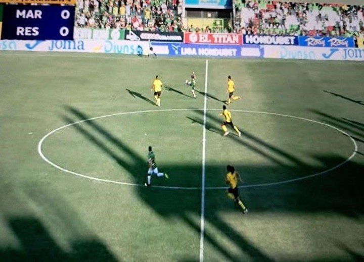 El offside mal cobrado en el gol que le anularon a Marathon, parte de las quejas de Lavallén. Esto fue a mostrar.