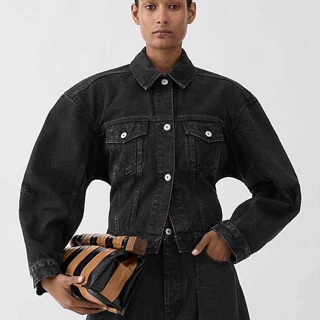 Chaqueta denim negra de Jacquemus, 650 euros.