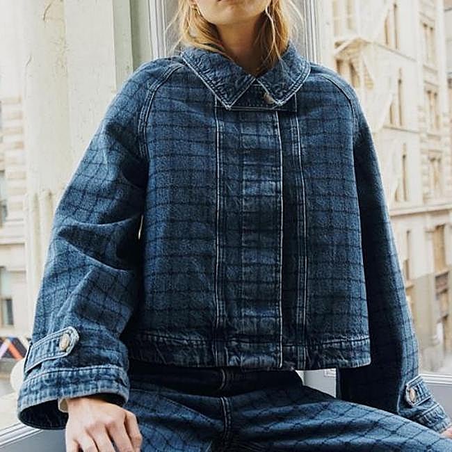 Chaqueta vaquera cropped de Sézane, 210 euros.