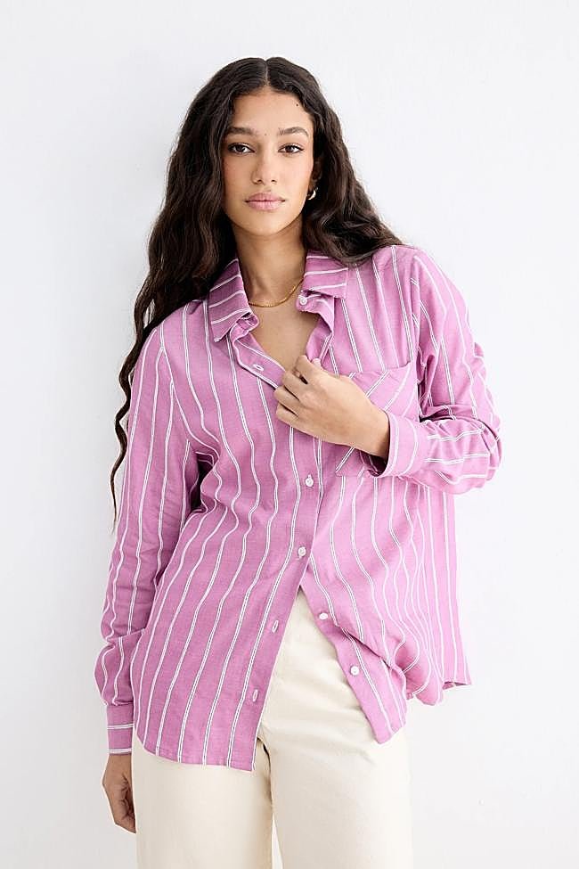 Camisa rosa con estampado de rayas de Bimani.