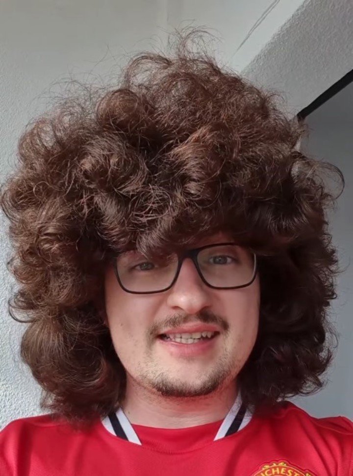 Frank Ilet, el hincha del Manchester United que prometió no volverse a cortar el pelo hasta que su equipo gane cinco partidos seguidos.