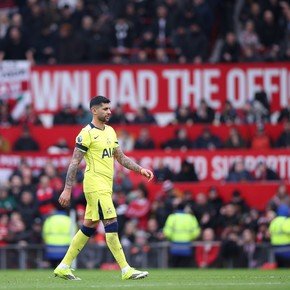 Thomas Frank respaldó al Cuti Romero tras la expulsión que recibió ante Manchester United