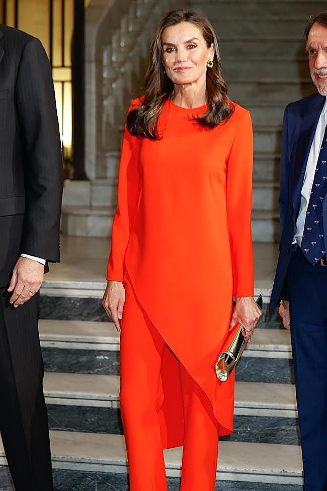 La reina Letizia con un conjunto de dos piezas naranja en 2023