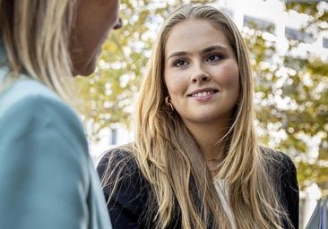 El look más adulto de Amalia de Holanda en Nueva York: traje de dos piezas favorecedor y zapatos de tacón cómodo