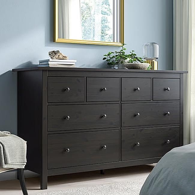 Cómoda HEMNES de ocho cajones en marrón wengé.