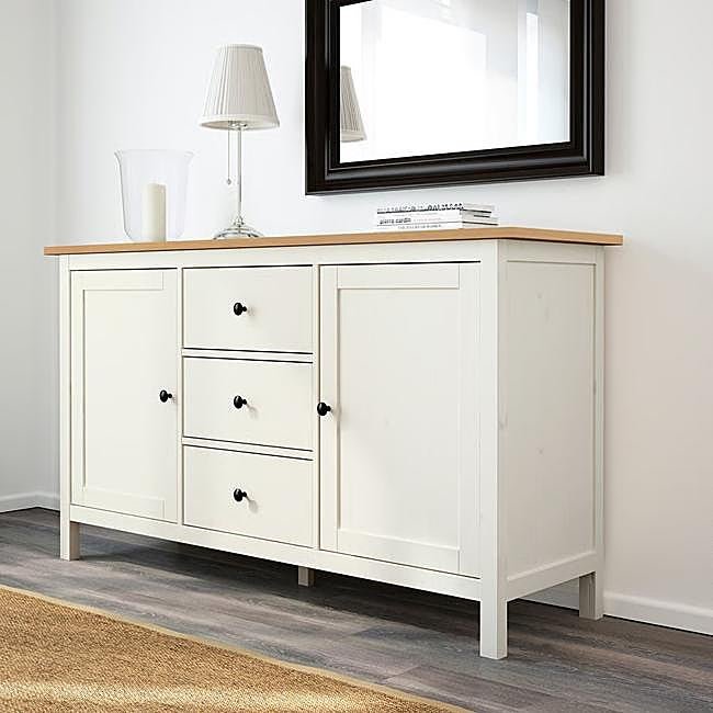 Aparador HEMNES en blanco y madera natural.