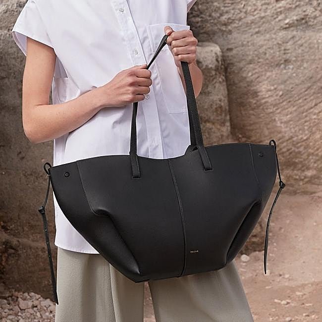 Shopper Cyme negro de Polène, 420 euros.