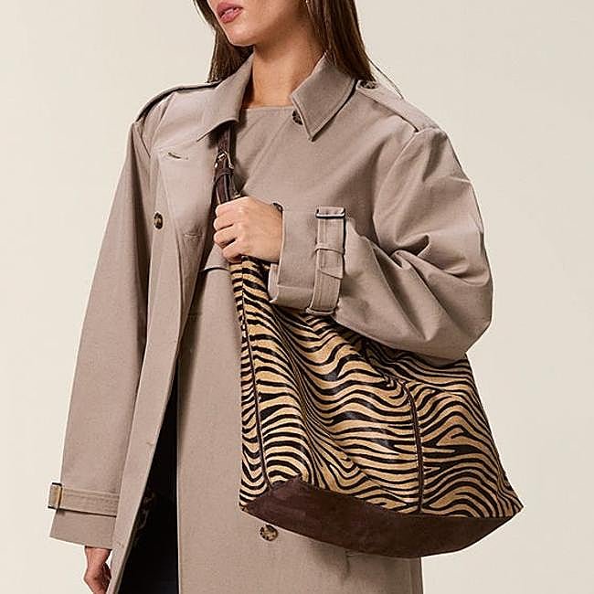 Bolso shopper con estampado animal de Rouje, 375 euros.