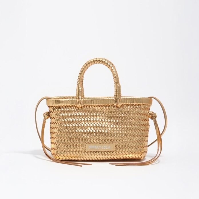 Novedades en Bimba y Lola: así es el capazo trenzado color oro que levanta cualquier look de la temporada