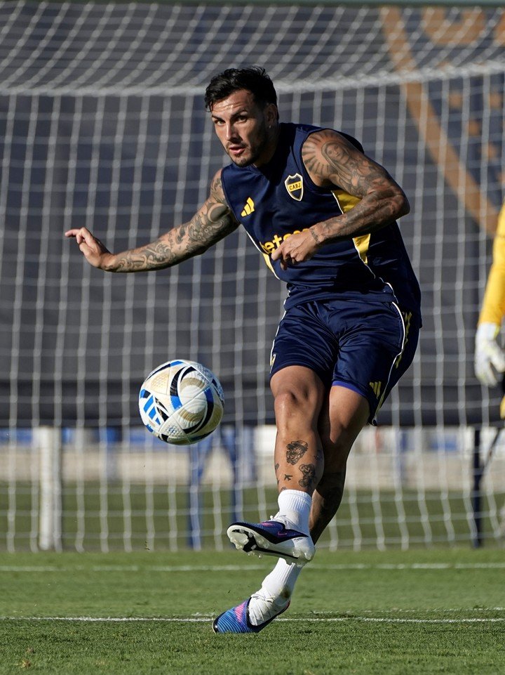 Lo bueno: Paredes pudo entrenarse a la par y trabajar con pelota. (Prensa Boca)