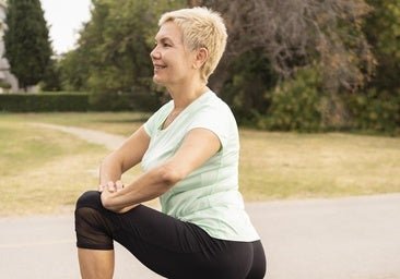 Sentadilla en silla, el ejercicio más fácil para fortalecer core y glúteos a los 60 en casa