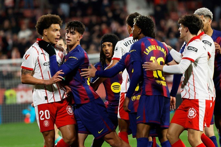 La discusión de Lamine Yamal y Roca, quien fue expulsado por una falta sobre el atacante.