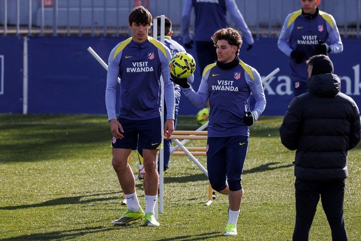 Julián Álvarez durante el entrenamiento del Atlético de Madrid. (EFE/Rodrigo Jiménez)