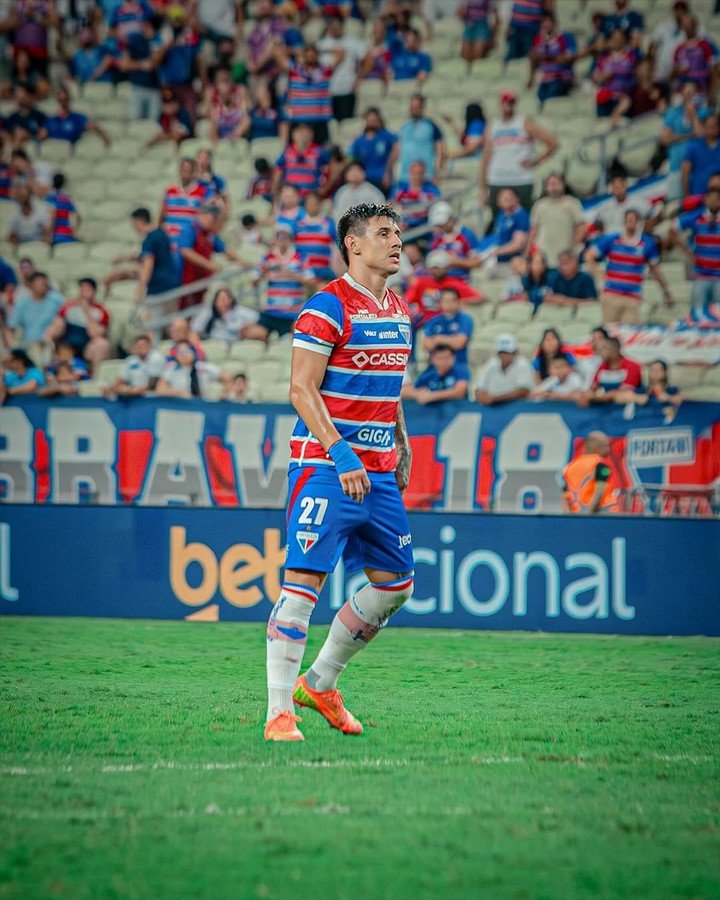 Adam Bareiro es el 9 que quiere Riquelme para el cupo que liberó Battaglia por su operación (Instagram).