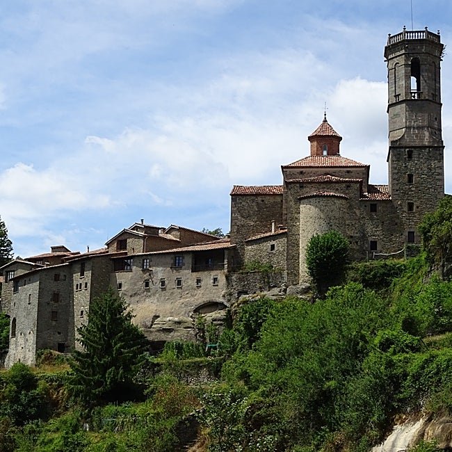 Rupit y Pruit es todo de piedra y en medio del frondoso verde.
