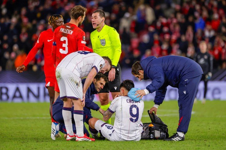 Santiago Castro siendo asistido después del codazo. (EFE)