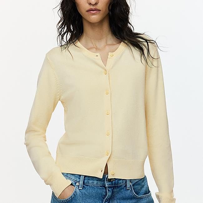 Cárdigan amarillo suave, 12,99 euros.