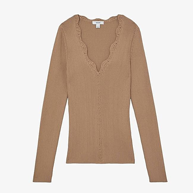 Jersey camel de punto acanalado con escote en V de Reiss, 194 euros.