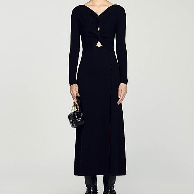 Vestido negro de punto con escote cruzado de Sandro, 99 euros.