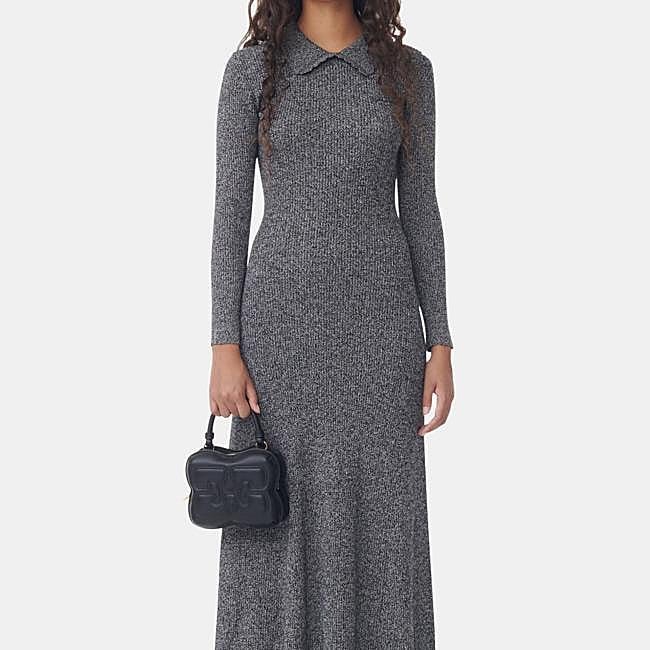 Vestido gris jaspeado de punto fino de Ganni, 272,50 euros.