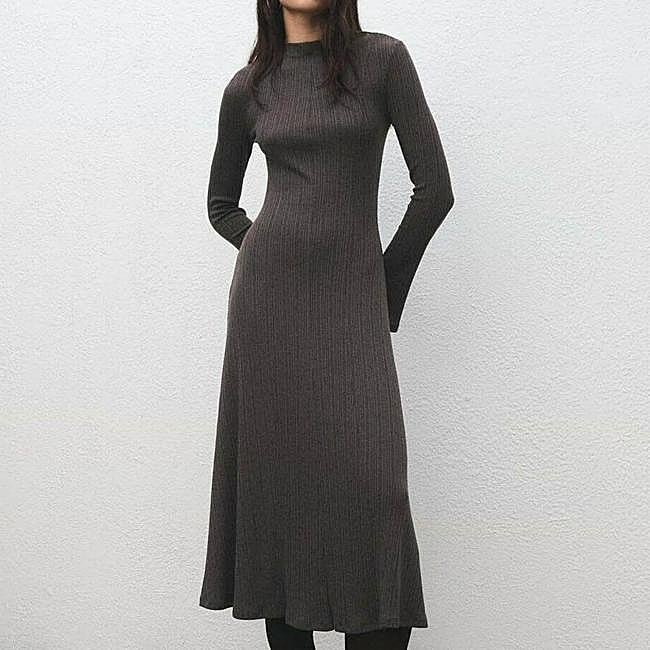 Vestido marrón oscuro de punto acanalado de Mango, 29,99 euros.